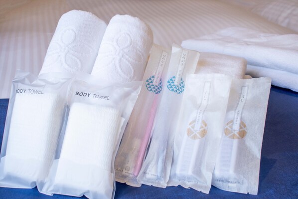 A set of neatly folded bath towels and bath tissues on a bed. - Stay SAKURA Kyoto SUZAKU OJI (Kyoto)