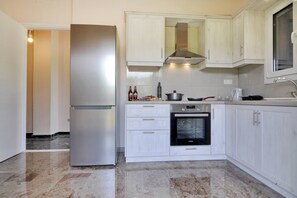 Kjøleskap, ovn, kaffetrakter/tekoker og brødrister