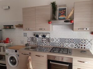 Refrigerador, horno, parrilla de estufa y cafetera y tetera
