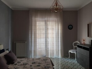 2 habitaciones, tabla de planchar con plancha, wifi y ropa de cama