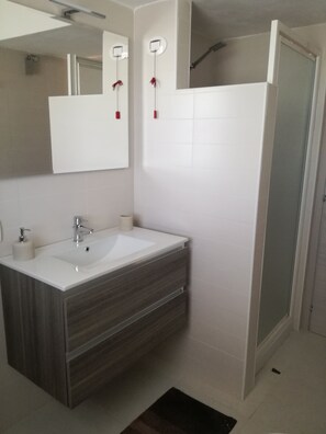Hair dryer, towels, toilet paper - "Da Salvatore" Holiday Home - In the center of the village and 2 km from the sea (Palmadula (Sassari))