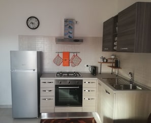 Fridge, oven, stovetop, coffee/tea maker