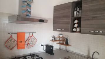 KĂŒhlschrank, Ofen, Herdplatte, Wasserkocher mit Kaffee-/Teezubehör