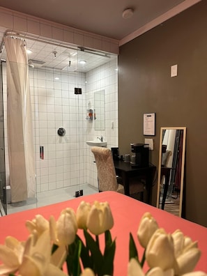 Standard Room, 1 Queen Bed | Bathroom | Shower, rainfall showerhead, toilet paper - Queen Nest Hotel (Toronto)