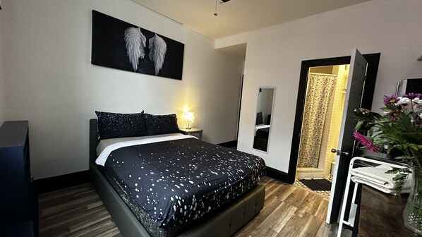 City Studio | Individually decorated, individually furnished, blackout drapes - Queen Nest Hotel (Toronto)