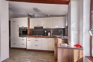 Coffee/tea maker, fridge, oven, toaster