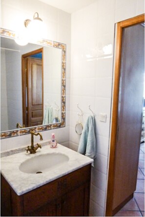 Doccia, asciugacapelli, asciugamani, sapone