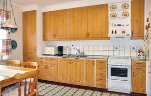 Kühlschrank, Mikrowelle, Herdplatte, Wasserkocher mit Kaffee-/Teezubehör