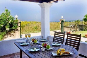 Outdoor dining - Almyra Beach Villa Corfu (Corfu)