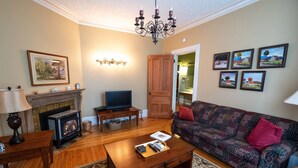 Lobby sitting area - The Lark & Loon Inn (Annapolis Royal)