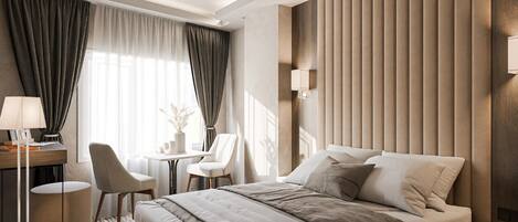 Une chambre d’hôtel avec un lit, un bureau, une chaise, une table et une lampe.