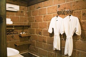 浪漫客房 | 浴室 | 淋浴设施、吹风机、毛巾、肥皂