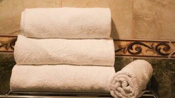 Habitación Confort | Baño | Regadera, secadora de cabello, toallas, jabón