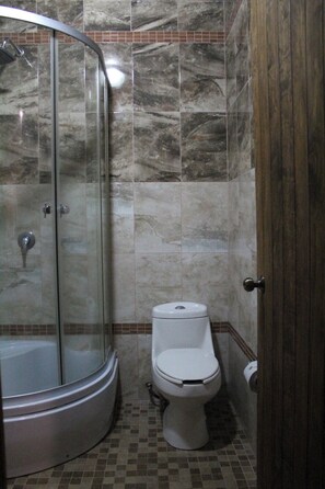 Romantic Room | Bathroom | Shower, hair dryer, towels, soap - Hotel Real Nirvana (Tecozautla)