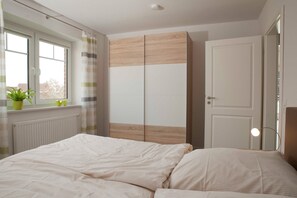 2 bedrooms, travel cot, WiFi, bed sheets