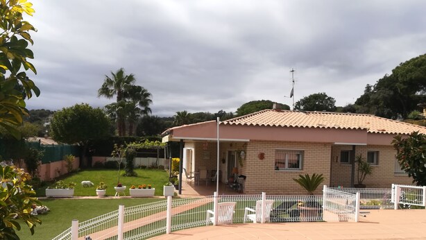 A house with a swimming pool, surrounded by a fenced patio area with outdoor furniture. - Large house with private garden / pool at 1500 meters from the sea (Playa de Aro) (Calonge)