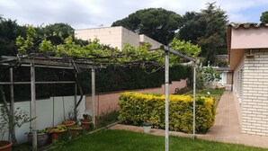 A garden with a pergola, potted plants, and a well-maintained lawn. - Large house with private garden / pool at 1500 meters from the sea (Playa de Aro) (Calonge)