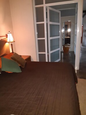 1 slaapkamer, een strijkplank/strijkijzer, wifi, beddengoed