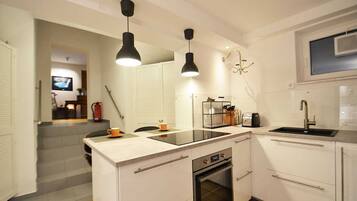 Kühlschrank, Mikrowelle, Ofen, Geschirrspüler