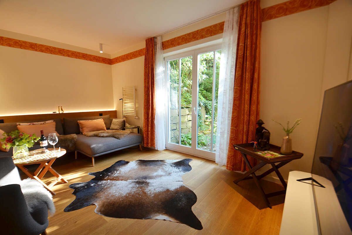Un salon moderne avec un canapé, une table basse et un tapis en cuir.