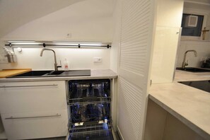 Kühlschrank, Mikrowelle, Ofen, Geschirrspüler
