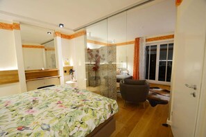 1 habitación, caja de seguridad en la habitación, escritorio y wifi 