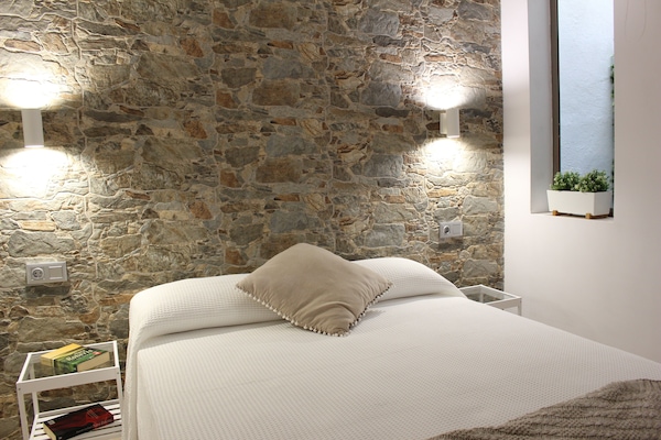 1 dormitori, planxa i posts de planxar, wifi i roba de llit