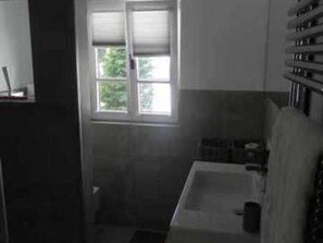 Haartrockner, Handtücher, Seife, Toilettenpapier