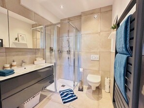 Shower, hair dryer, towels - Ferienwohnung für 1-2 Personen, 35 m² (Inzell)