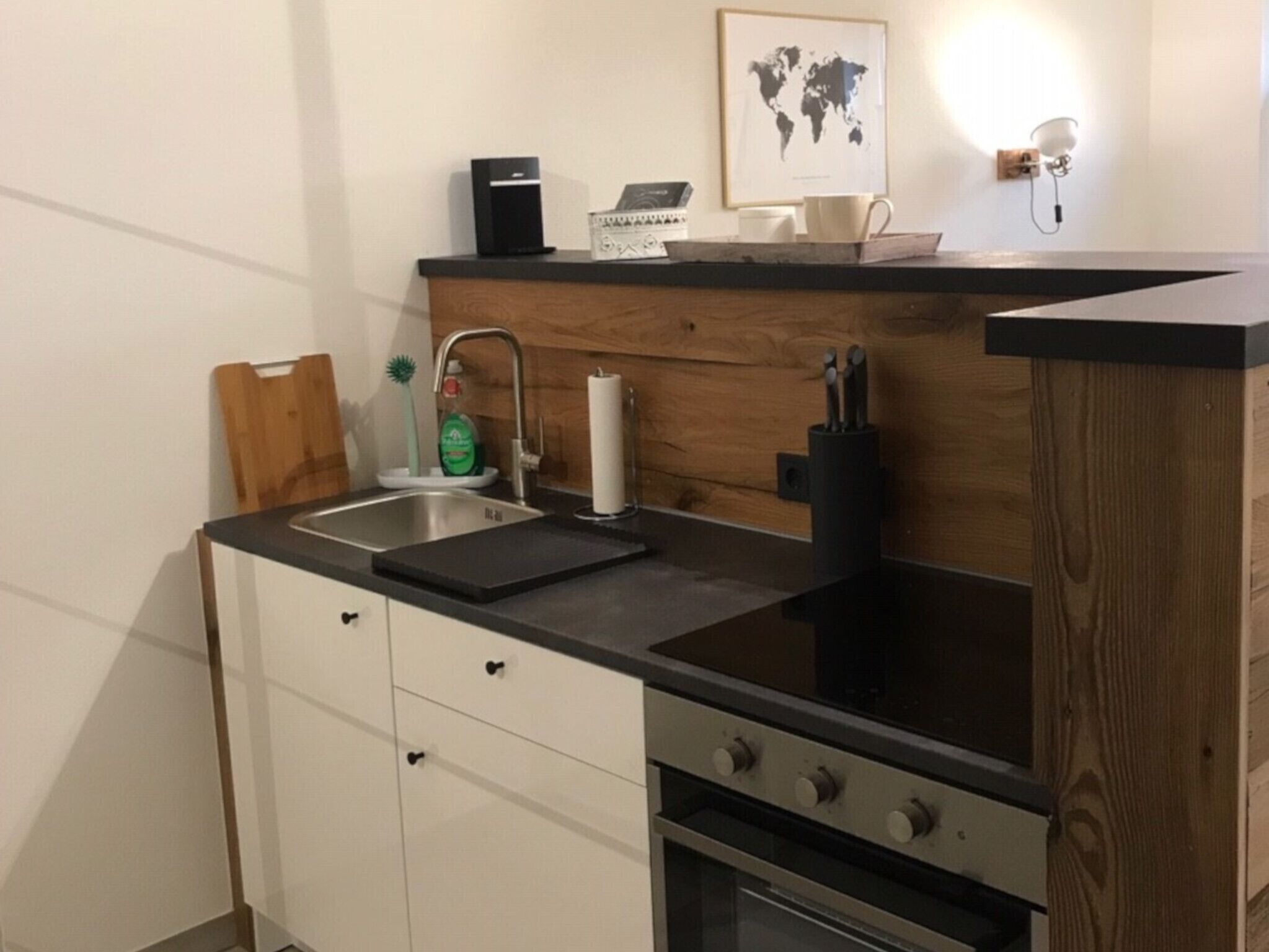 Réfrigérateur, four, plaque de cuisson, cafetière/bouilloire