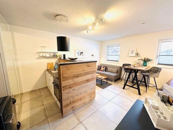 Fridge, oven, stovetop, coffee/tea maker