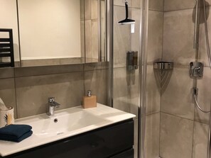 Chuveiro, secador de cabelo, toalhas de banho 