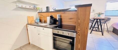 Fridge, oven, stovetop, coffee/tea maker