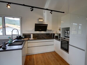 Kühlschrank, Mikrowelle, Ofen, Herdplatte