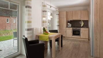 Réfrigérateur, four, chaise haute