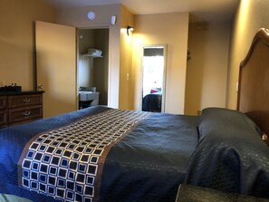 Habitación individual económica, 1 cama King size | Ropa de cama de alta calidad, edredón y escritorio