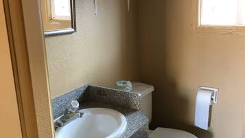 Economy Single Room, 1 King Bed | Bathroom | Shower, free toiletries, hair dryer, towels