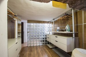 Sèche-cheveux, serviettes fournies