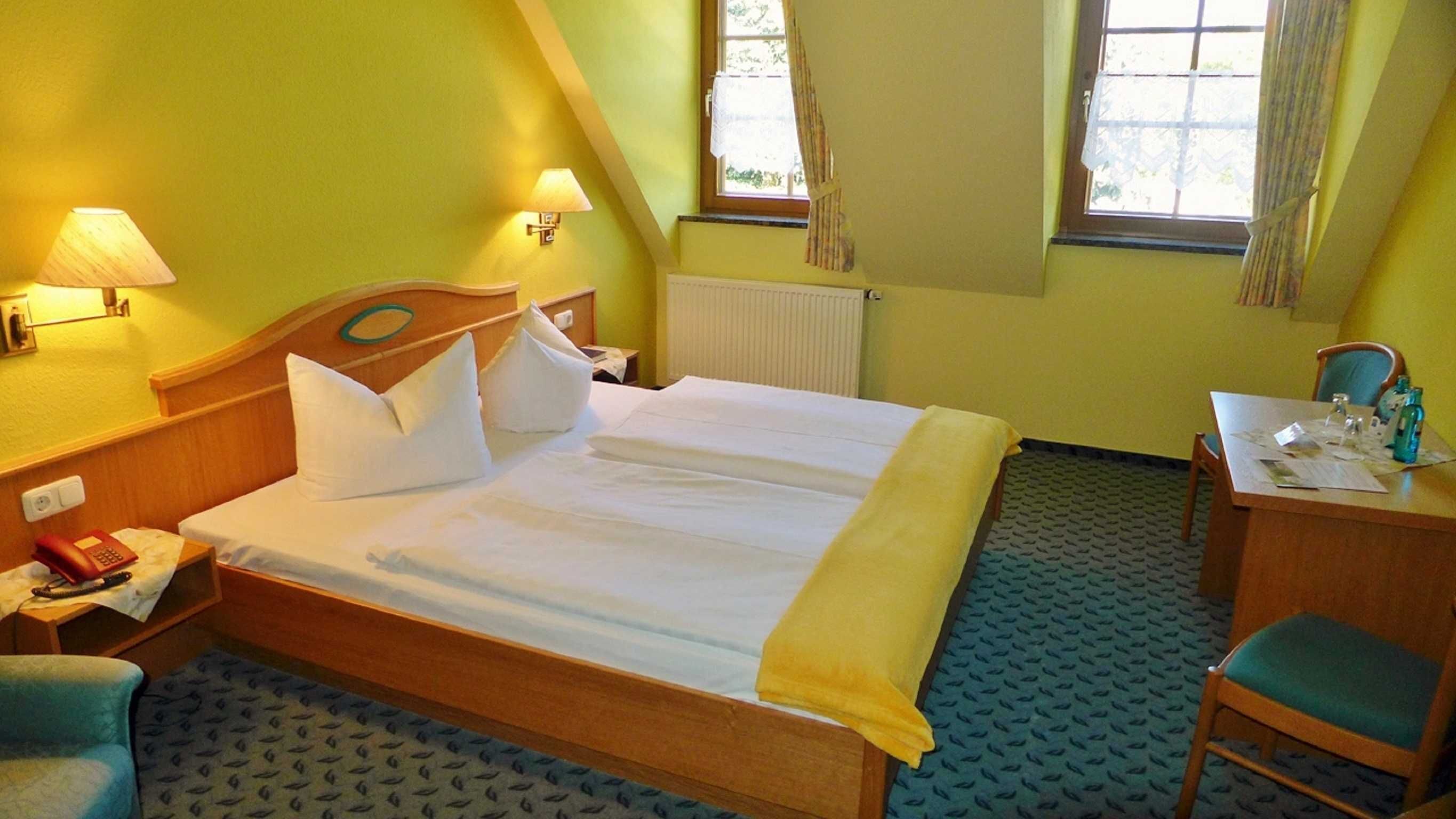 1 bedroom, desk, travel crib, WiFi