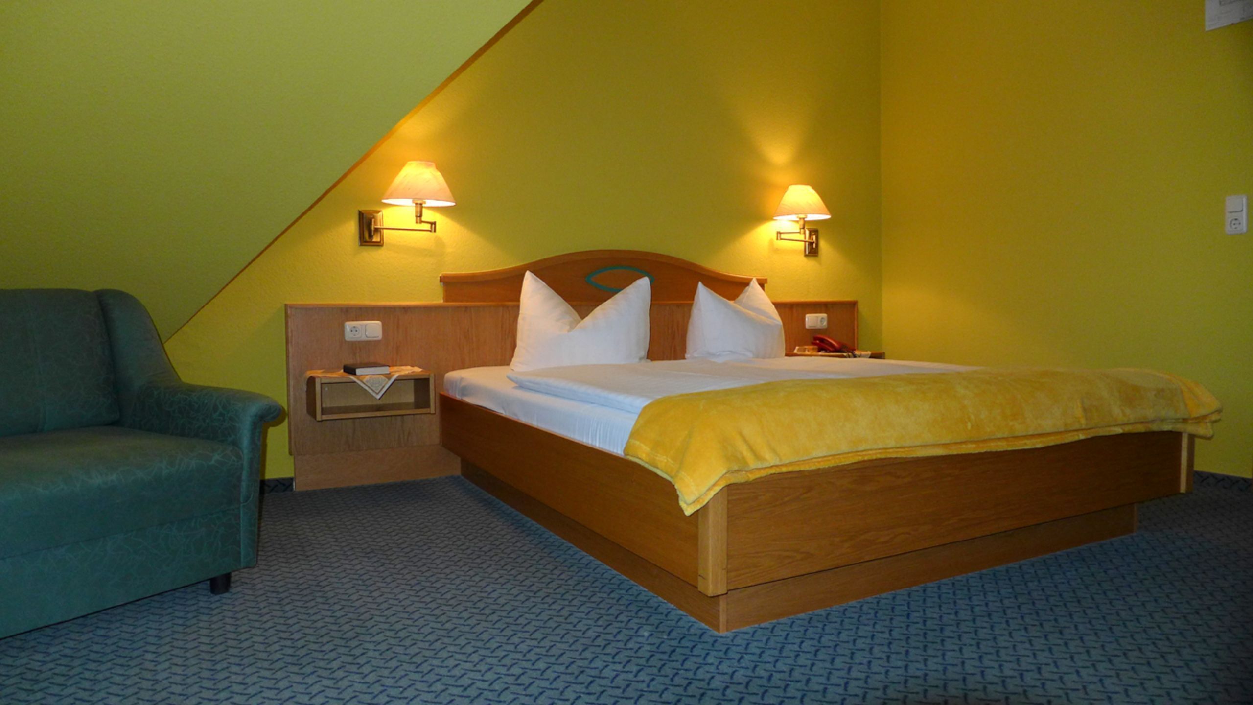 1 bedroom, desk, travel crib, WiFi