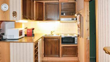 Fridge, oven, stovetop, coffee/tea maker