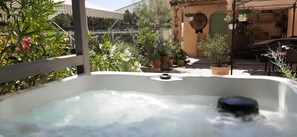 Outdoor spa tub - Beautiful Mas Provençal with 3 BED AND BREAKFAST + pool (Cavaillon)