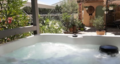 Beautiful Mas Provençal with 3 BED AND BREAKFAST + pool