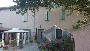 Terrace/patio - Beautiful Mas Provençal with 3 BED AND BREAKFAST + pool (Cavaillon)
