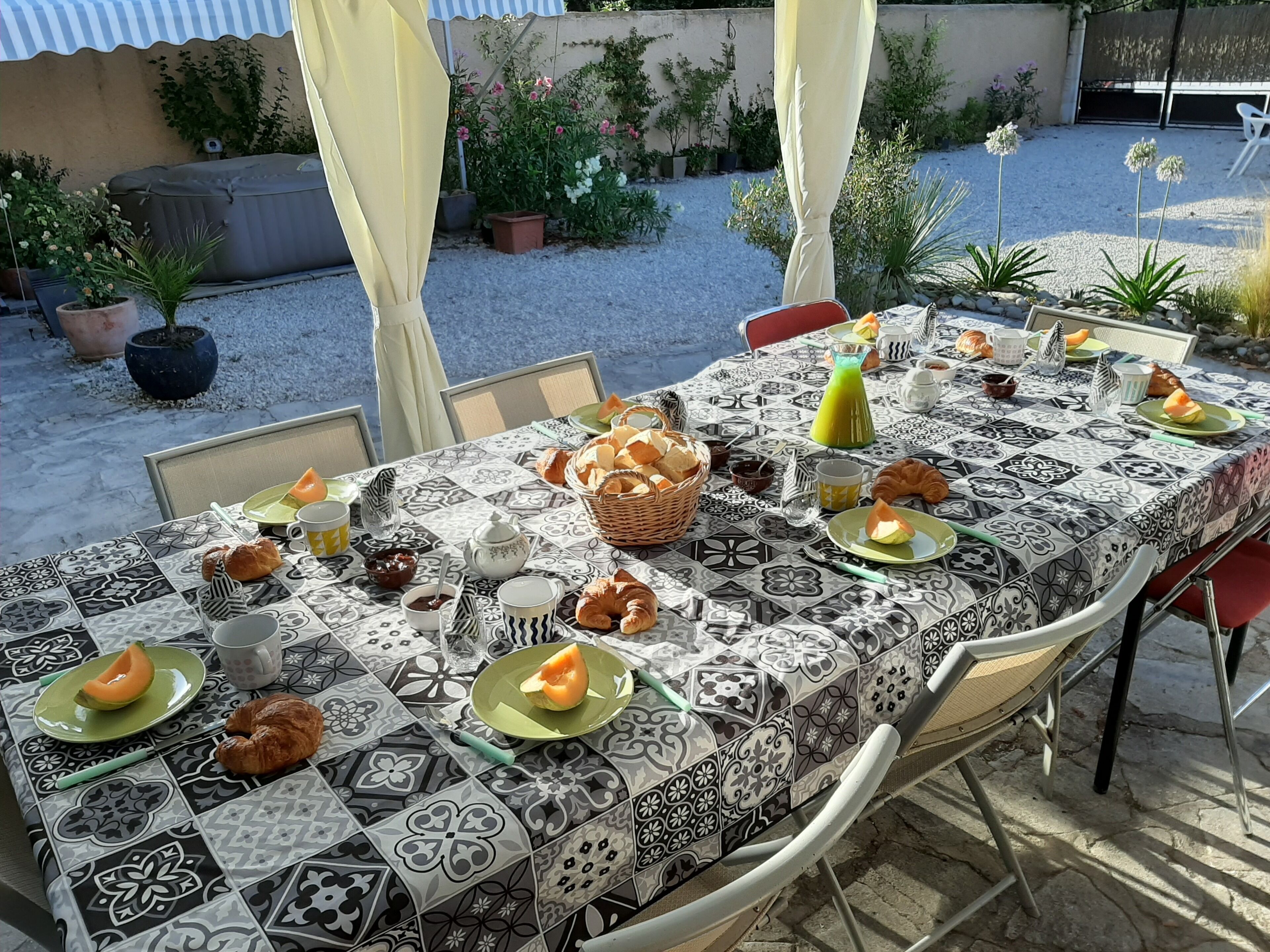 屋外ダイニングエリア