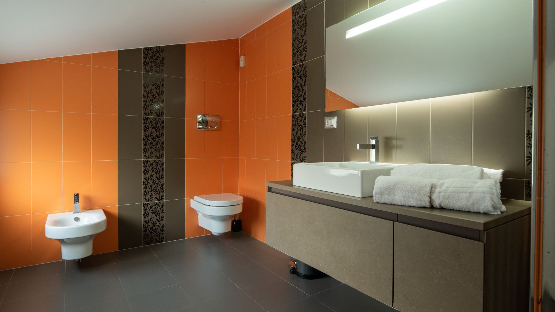 Un bany modern amb vàter, bidet i rentapel.