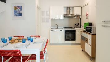 Oven, cookware/dishes/utensils, spices