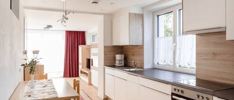 Kühlschrank, Ofen, Geschirrspüler, Wasserkocher mit Kaffee-/Teezubehör