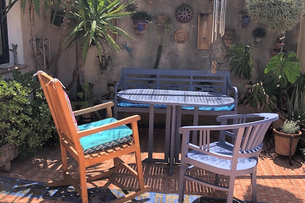 überdachter Teil der Terrasse mit Sitzbereich