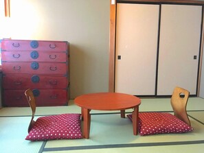 Private Traditional Japanese Style Room 2A, Shared Bathroom | Free WiFi, bed sheets - Fuji House (Takayama)
